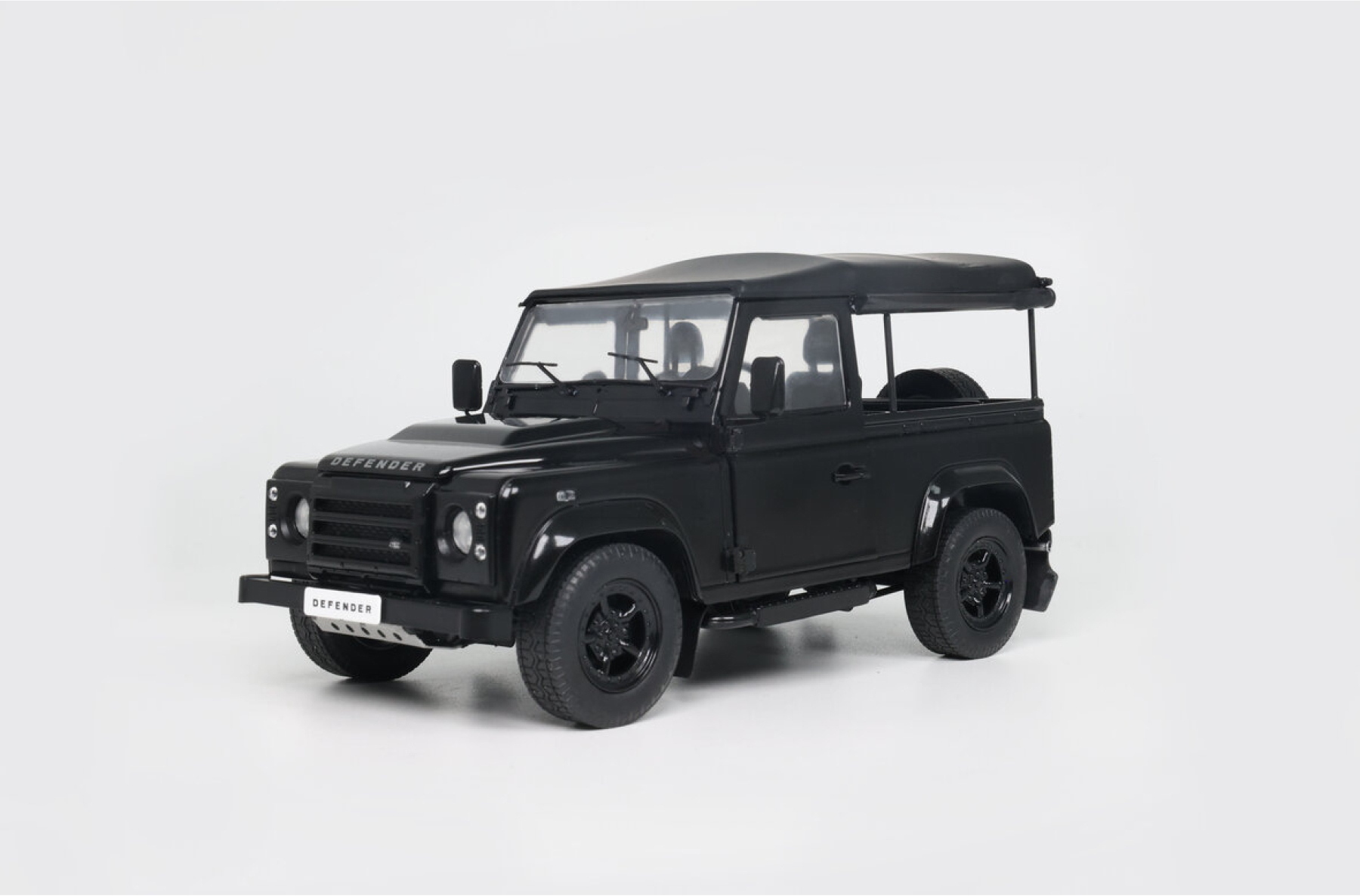 Solido Modellauto Maßstab 1:18 Land Rover Defender 90 schwarz mit Heckabdeckung 2016 S1813503